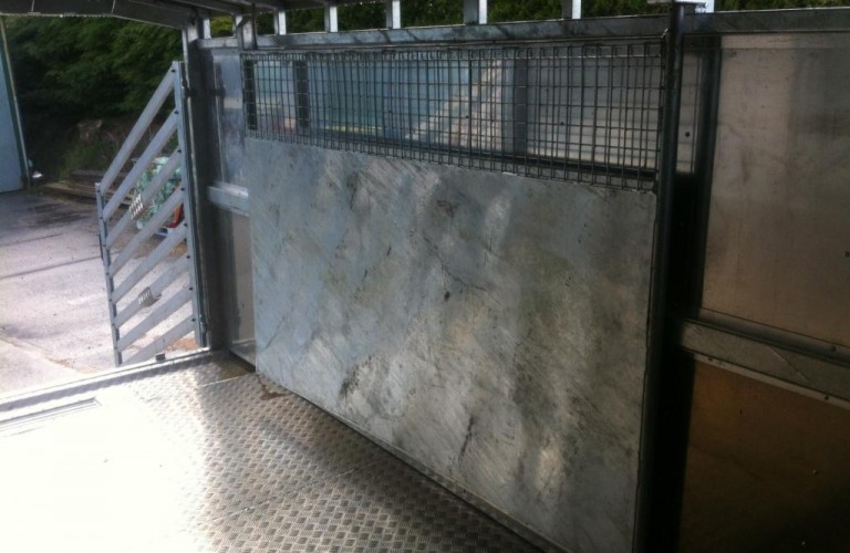 Seperating door pinned against trailer side when not in use